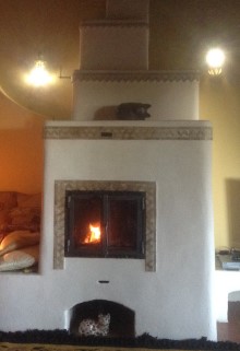 Very confortable and beautiful, this is a typical German fireplace